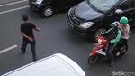 Warga Masih Nekat Menyeberang Sembarangan