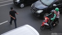 Aksi nyeberang sembarangan ini kerap membuat jalan ini sedikit tersendat.