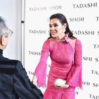 Hajatan pekan mode ini menjadi yang pertama sejak Catriona dinobatkan sebagai Miss Universe 2018 Desember lalu. Untuk momen spesial tersebut, Catriona cantik bergaun merah muda karya desainer tuan rumah. (Foto: Getty Images)