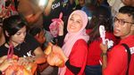 Serunya Pose Emma, Artis Cantik Malaysia Saat Cicip Makanan Enak