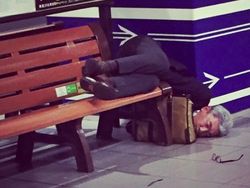 Potret Karyawan Super Lelah di Jepang Bergelimpangan di Jalan