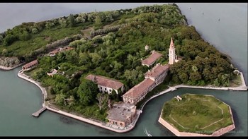 Pulau Poveglia di Italia memiliki bekas rumah sakit berisi sejumlah pasien gangguan jiwa yang mengaku selalu merasa sakit kepala secara misterius. Foto: YouTube/Robin Saikia