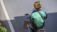 Pelarangan dan penindakan bagi pengendara yang menggunakan GPS ini pun mendapat respon negatif dari para pengemudi ojek online, karena pekerjaan mereka kerap kali mengandalkan perangkat GPS. Antara Foto/Hafidz Mubarak A