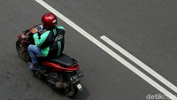 Seorang pengemudi ojek online menggunakan GPS untuk menjangkau lokasi atau mengantar pengguna aplikasi tersebut ke tujuan. Agung Pambudhy/Dok. Detikcom.