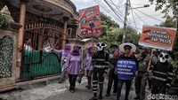 Sejumlah petugas mengenakan kostum nyamuk dan gentong saat melakukan sosialisasi dan edukasi kepada masyarakat untuk mencegah meningkatnya penyebaran penyakit DBD.