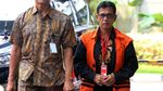 Senyum Bupati Mesuji Nonaktif Saat Diperiksa KPK