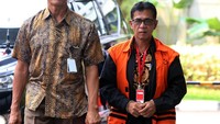 Selain Khamami, KPK menetapkan tiga tersangka lainnya, yakni Taufik Hidayat sebagai adik Khamami, Wawan Suhendra sebagai Sekretaris Dinas PUPR Kabupaten Mesuji, Sibron Azis sebagai pemilik PT Jasa Promix Nusantara dan PT Secilia Putri, serta Kardinal selaku swasta.