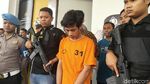 Potret Adi Saputra Pembanting Motor Berbaju Tahanan dan Cium Tangan Polisi