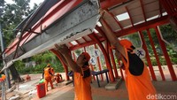 Petugas PPSU dipercaya untuk memperbaiki halte tersebut.
