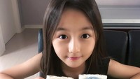Lucu banget nih rice cake yang dipegang Ha-eun. Bukan polos, rice cake ini justru diberi karakter-karakter menggemaskan. Foto: Instagram haeun_0425