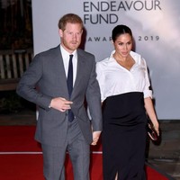 Pointed heels hitam dengan aksen keemasan dari Aquazzura dan clutch Givenchy senada turut menyempurnakan gaya Meghan. (Foto: Getty Images)