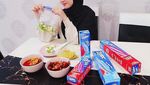 Serunya Pose Emma, Artis Cantik Malaysia Saat Cicip Makanan Enak