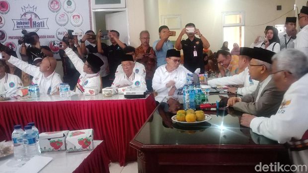 Cawapres Ma'ruf Amin bertemu relawan di Padang, Sumbar, Jumat (8/2/2019)