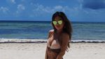 Foto: Sarah Stage, Hot Mom yang Suka ke Pantai