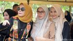 Tabah dan Tegarnya Marini Zumarnis di Pemakaman Sang Bunda