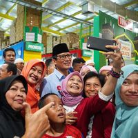 Pulang Solat Jumat, Sandiaga Borong Beras Kencur dan Wedang Uwuh di Solo