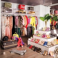 Item fashion mahalUntuk tampil keren, banyak orang menuntut harus memakai barang-barang branded. Tak jarang, mereka sampai berutang atau mencicil karena sebenarnya penghasilan tidak cukup untuk membeli. Foto: Dok. Architectural Digest/Douglas Friedman