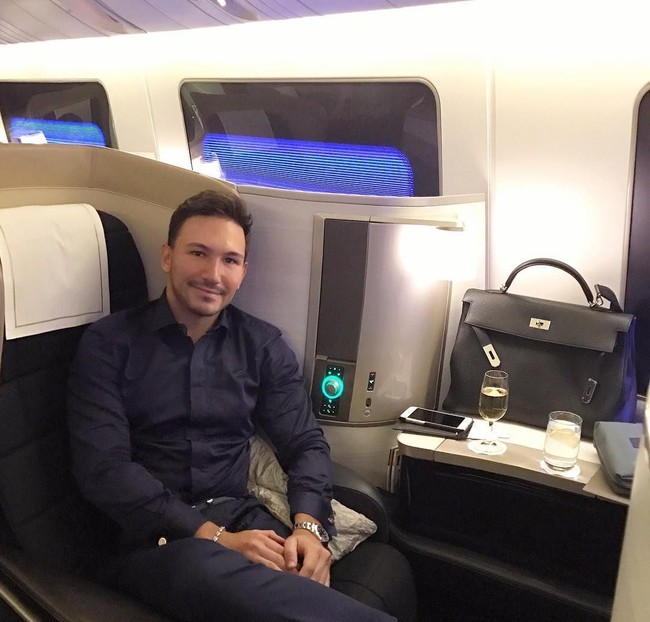 Berpose di kursi pesawat first class, Dr. Thiago yang sudah beberapakali datang ke Indonesia itu tampak ditemani tas Hermes Kelly miliknya. (Foto: Dok. Instagram Dr. Thiago Freire)