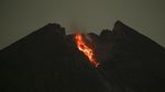 Lava Pijar Meluncur dari Puncak Merapi