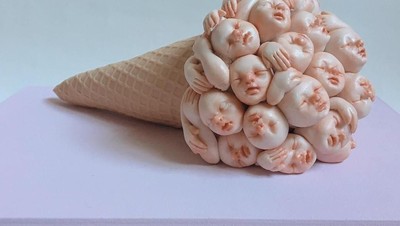 Seniman Ini Buat Karya Seni Pahatan Kue hingga Permen Bentuk Wajah Bayi