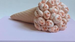 Seniman Ini Buat Karya Seni Pahatan Kue hingga Permen Bentuk Wajah Bayi