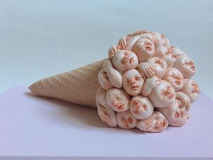 Seniman Ini Buat Karya Seni Pahatan Kue hingga Permen Bentuk Wajah Bayi
