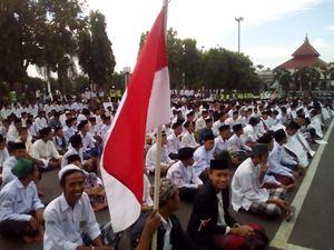 Protes Puisi Fadli Zon, Massa Santri Tumplek Blek di Alun-alun Kudus