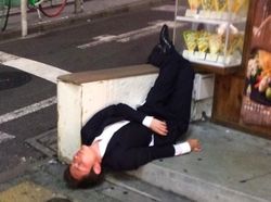 Potret Karyawan Super Lelah di Jepang Bergelimpangan di Jalan