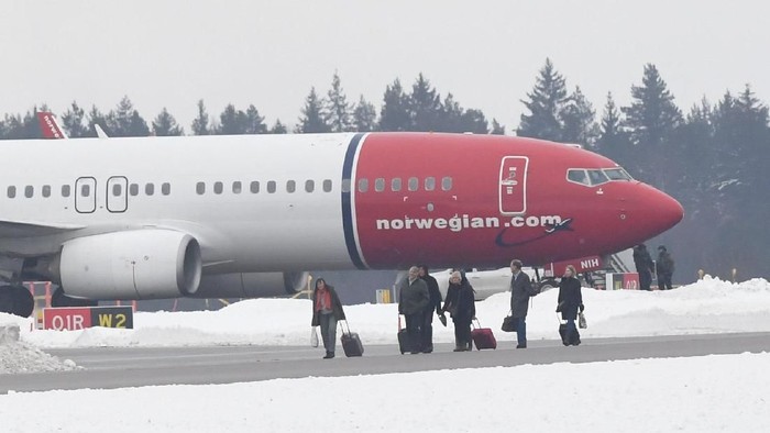 A Norwegian Air Shuttle plane is seen on the tarmac of the Arlanda airport, outside Stockholm, Sweden February 7, 2019. TT News Agency/Jonas Ekstromer via REUTERS   ATTENTION EDITORS - THIS IMAGE WAS PROVIDED BY A THIRD PARTY. SWEDEN OUT. NO COMMERCIAL OR EDITORIAL SALES IN SWEDEN.