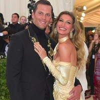 Gisele Bündchen menjadi sosok paling penting dalam perjalanan asmara Tom Brady. Keduanya bertemu melalui seorang teman pada 2006 dan menikah tiga tahun kemudian. Dari pernikahan tersebut, mereka dikaruniai dua anak, Benjamin yang lahir pada 8 Desember 2009 dan Vivian pada 5 Desember 2012. Foto: Instagram