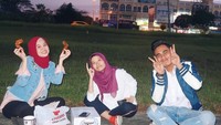 Sedang pergi bersama teman-teman, Emma pun memperlihakan spicy wing yang enak untuk dinikmati bersama-sama. Foto: Instagram @emma_maembongofficial