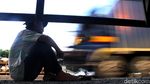 Aksi Nekat Menumpang Truk Lintas Pantura