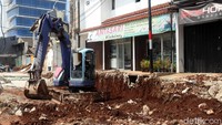 Pelebaran jalan tersebut untuk mengantisipasi kemacetan setelah beroperasinya Tol Desari.