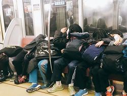 Potret Karyawan Super Lelah di Jepang Bergelimpangan di Jalan