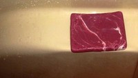 Lengkap dengan bagian marble putih, sabun ini mirip sekali dengan potongan daging untuk diolah menjadi beefsteak. Foto: eBaums World