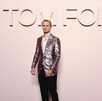 Bintang The Fault in Our Stars Ansel Ergort mencuri perhatian dengan setelan berjas metalik yang berkilauan. Ditambah lagi dengan rambutnya yang kini berwarna pirang terang. (Foto: Getty Images)