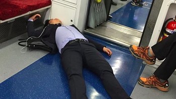 Kalau pulang terlalu sore dari kantor, mereka katanya ketakutan dianggap malas. Foto: Instagram