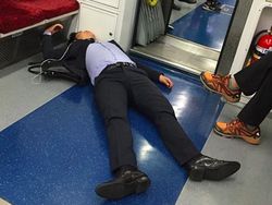 Potret Karyawan Super Lelah di Jepang Bergelimpangan di Jalan