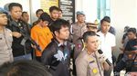 Potret Adi Saputra Pembanting Motor Berbaju Tahanan dan Cium Tangan Polisi