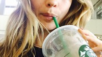 Slurpp! Behati cukup sering mengunggah fotonya sedang menikmati minuman. Ternyata ia senang minum green tea di bandara saat hendak bepergian. Foto: Instagram behatiprinsloo