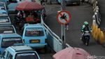Terlalu! Pemotor Terobos Rambu di Terminal Kampung Melayu
