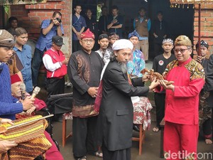 Kunjungi Ponpes di Sukabumi, Hasto dan TB Hasanuddin Diberi Kujang