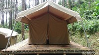 Glamping atau Glamorous Camping membuat para wisatawan tidak perlu repot menyiapkan peralatan memasak sendiri atau bingung saat akan ke kamar mandi (Rinto/detikTravel)