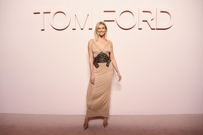 Model Karlie Kloss adalah satu dari sekian banyak selebriti yang menghadiri fashion show Tom Ford di New York Fashion Week Fall 2019 hari pertama, Rabu (6/2/2019). Gaun coklat berbelahan dada rendah dengan sabuk animal-printed bergaya korset jadi andalannya. (Foto: Getty Images)