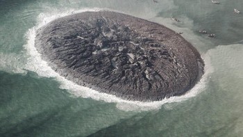 Gempa bumi yang melanda Pakistan pada 2013 lalu menghasilkan pulau ini. Masih belum banyak informasi mengenai pulau sepanjang 100 meter ini. Foto: NAS