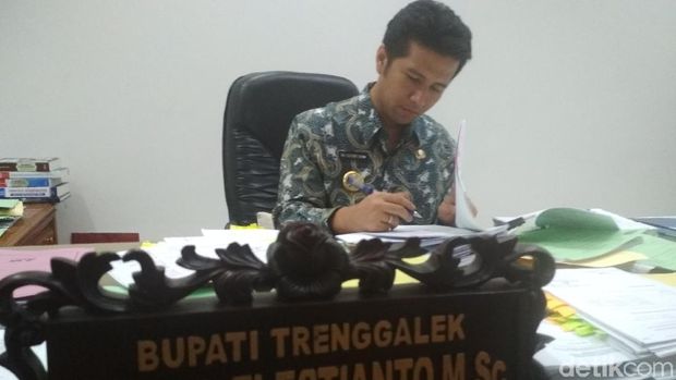 Jelang Pelantikan Wagub, Emil Mulai Berkemas di Ruang Bupati