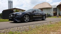 DetikOto pun jadi salah satu media yang bisa merasakan pertama kalinya driving experience dari Mercedes-Benz E 350 EQ Boost di hari pertama Mercedes-Benz Weekend Test Drive 2019. Unit mobil tes E 350 EQ Boost yang disediakan adalah varian warna hitam, yang jadi salah satu ciri khas warna Mercedes-Benz.