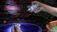 Di tempat penampungan air tersebut, petugas akan memberikan cairan untuk membasmi jentik-jentik nyamuk Aedes Aegypti yang menjadi penyebab penyakit DBD.