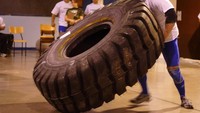 Dikutip dari Mens Health, aktivitas membalikan membanting ban (tyre flipping) ini bisa dibilang sebagai latihan beban yang efektif. (Foto: Michelle Tribe/Wikimedia Common)