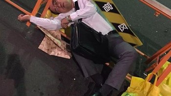 Mereka ini dijuluki sebagai salaryman, istilah untuk karyawan yang sangat loyal pada perusahaan. Foto: Instagram